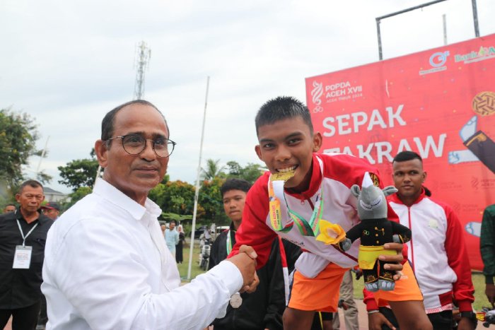 PJ. Bupati Aceh Timur Kalungi Emas untuk Atlet Panahan Dan Takraw