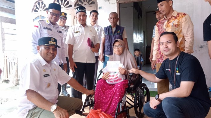 Pj Aceh Timur Serahkan Dua Kursi Roda Bantuan Kemensos untuk Warga Penderita Lumpuh