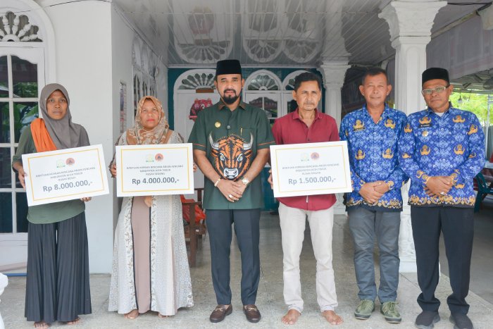 Bupati Iskandar Al-Farlaky Serahkan Bantuan Untuk Korban Angin Kencang
