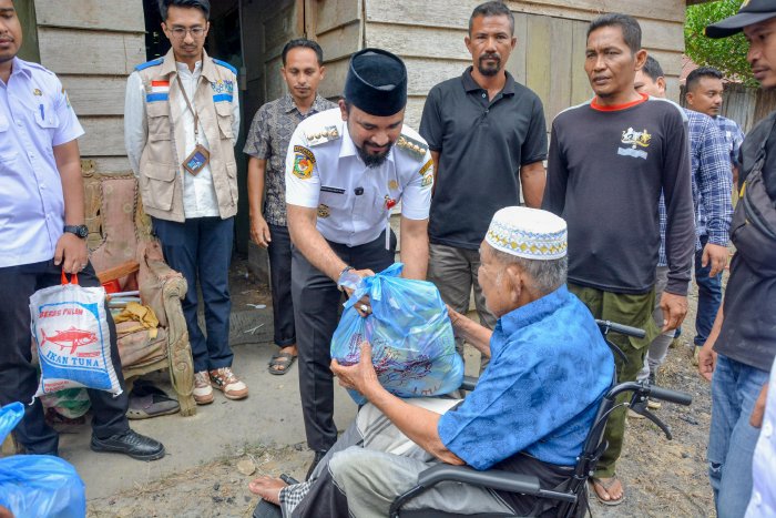Bupati Al-Farlaky Kembali Salurkan Pemasangan Listrik Gratis
