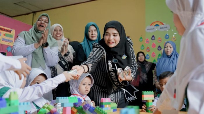 Beri Semangat pada Siswa, Bunda PAUD Aceh Timur Kunjungi Kegiatan MPLS