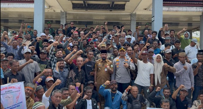 Website Resmi Pemerintahan | Berita Bupati Al-Farlaky Sambut Pendemo dengan Dialog  Terbuka